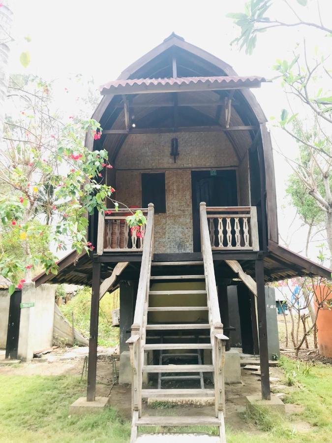 The Exile Sunset Bar & Bungalow Gili Trawangan Buitenkant foto