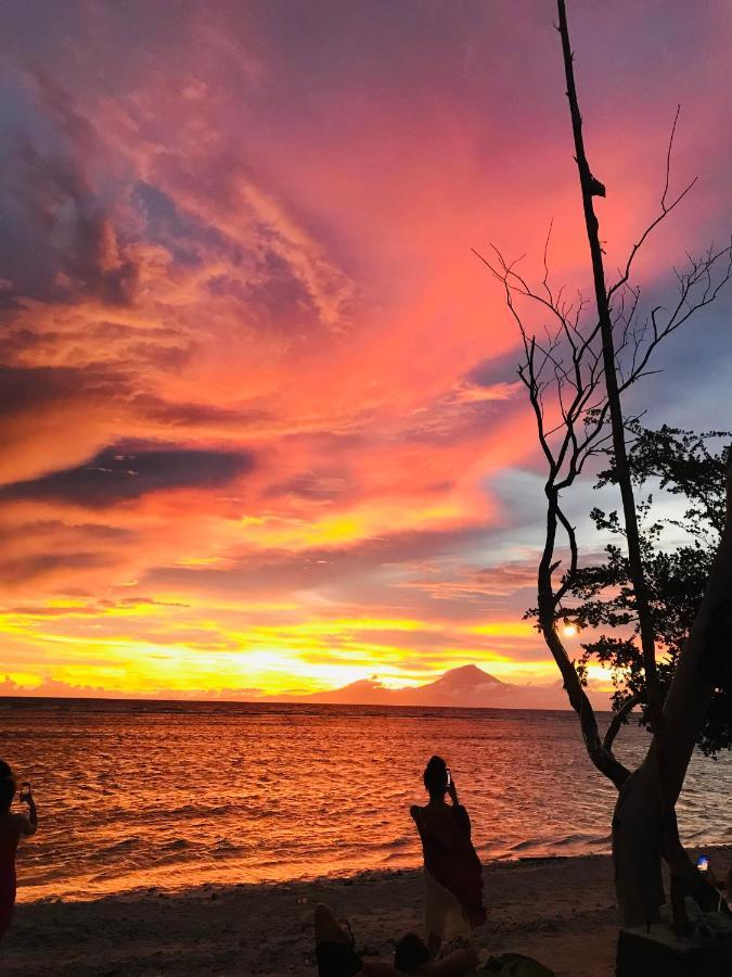 The Exile Sunset Bar & Bungalow Gili Trawangan Buitenkant foto